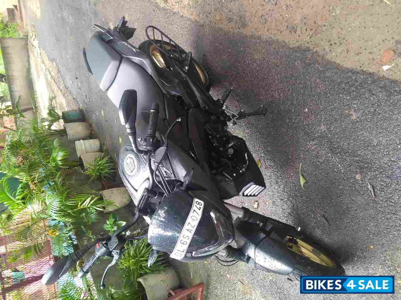 Black Bajaj Dominar 400