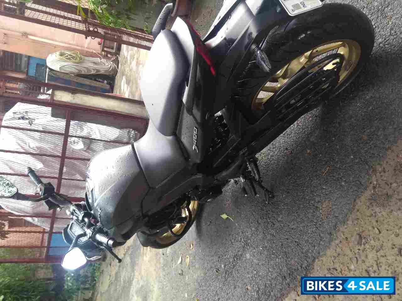 Black Bajaj Dominar 400