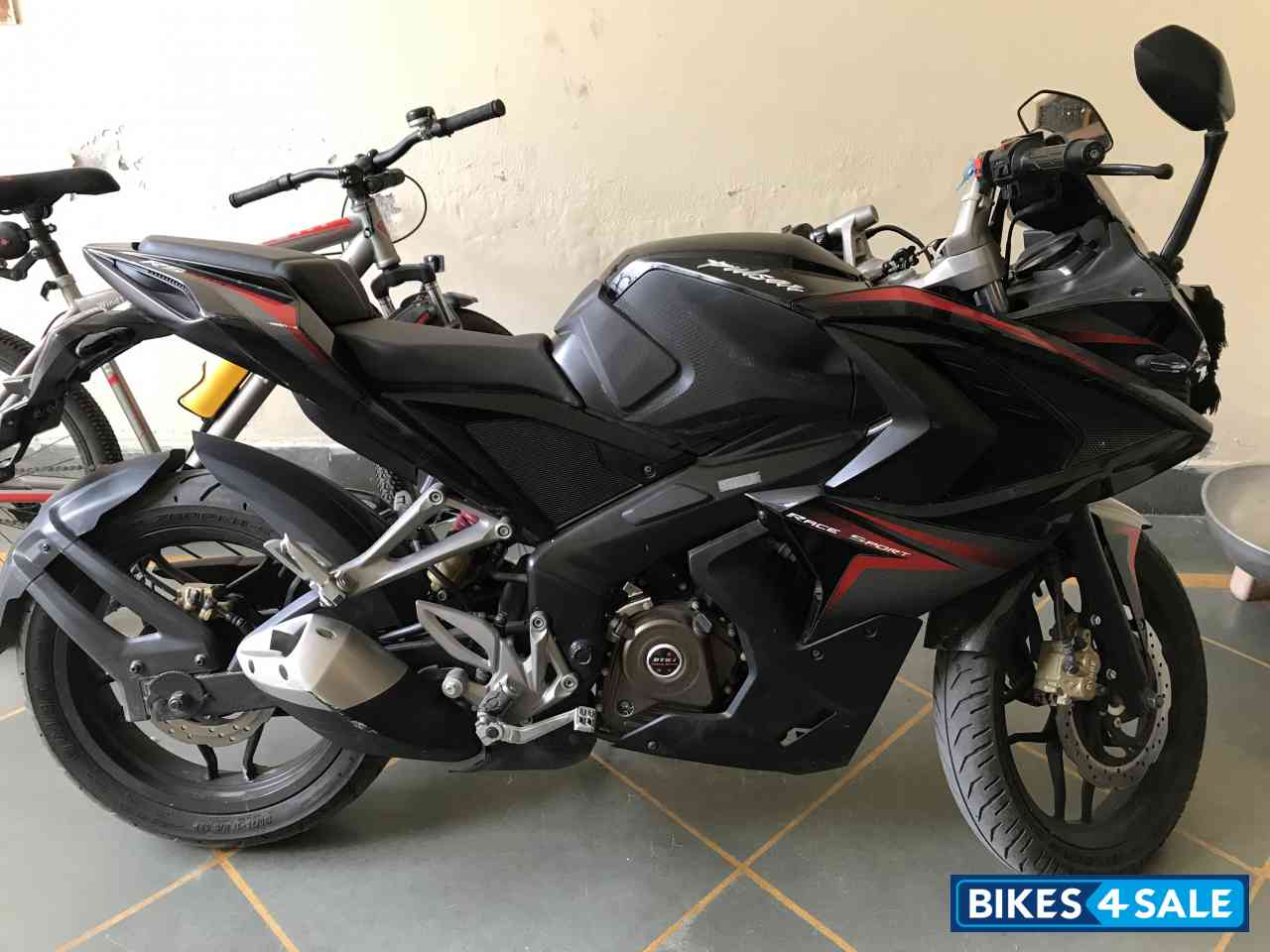Black Bajaj Pulsar RS 200