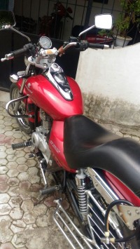 Red Bajaj Avenger 220 DTS-i