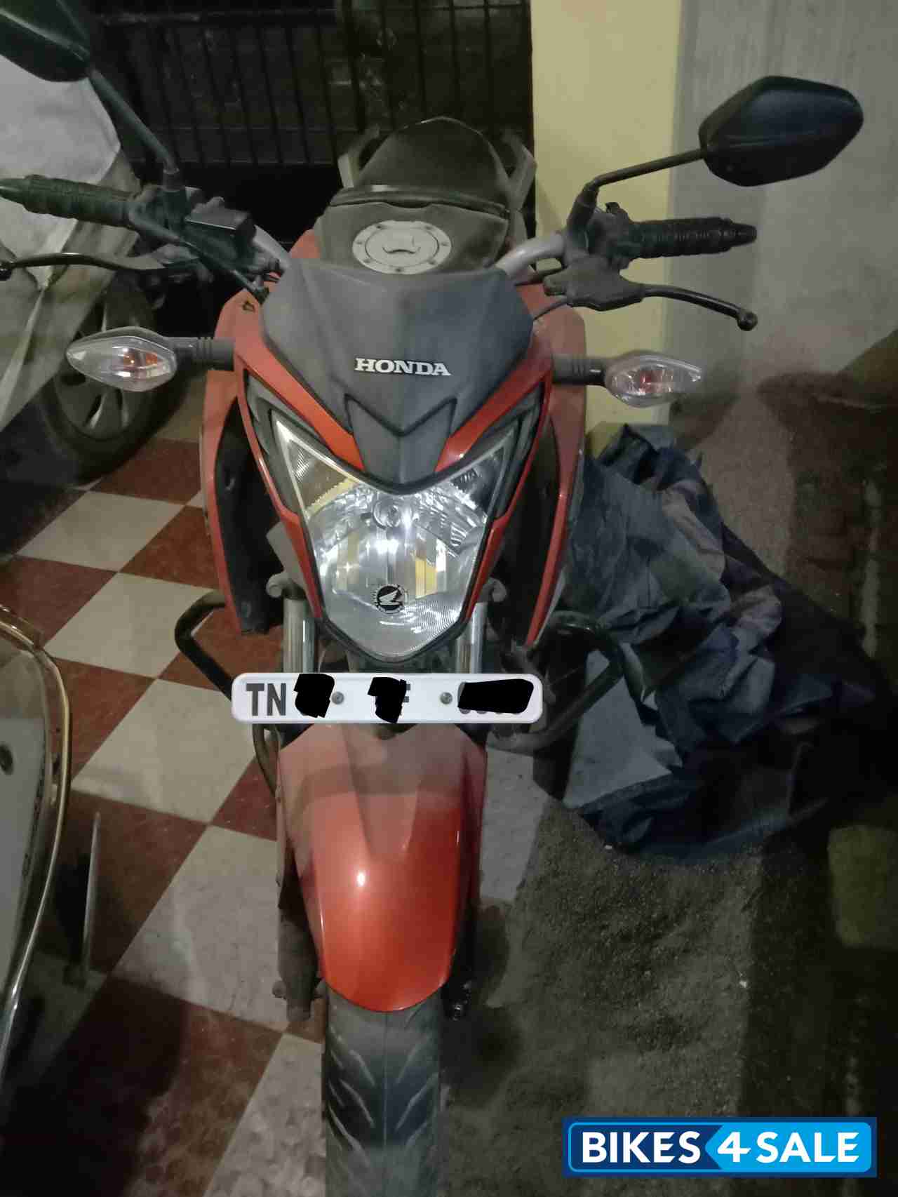 Orange Honda CB Hornet 160R