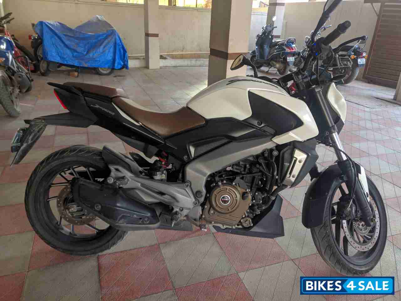 White Bajaj Dominar 400 White Bajaj Dominar 400