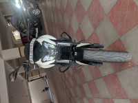 White Bajaj Dominar 400
