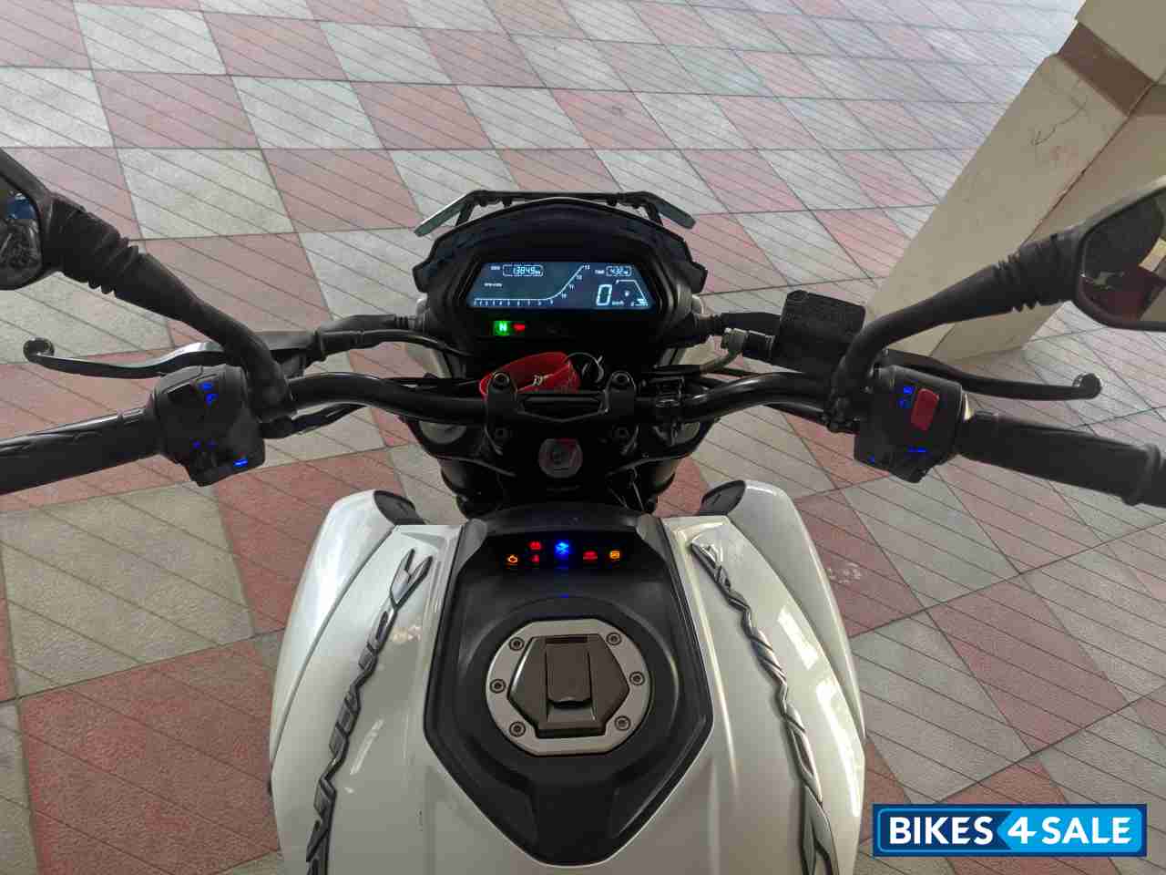 White Bajaj Dominar 400 White Bajaj Dominar 400