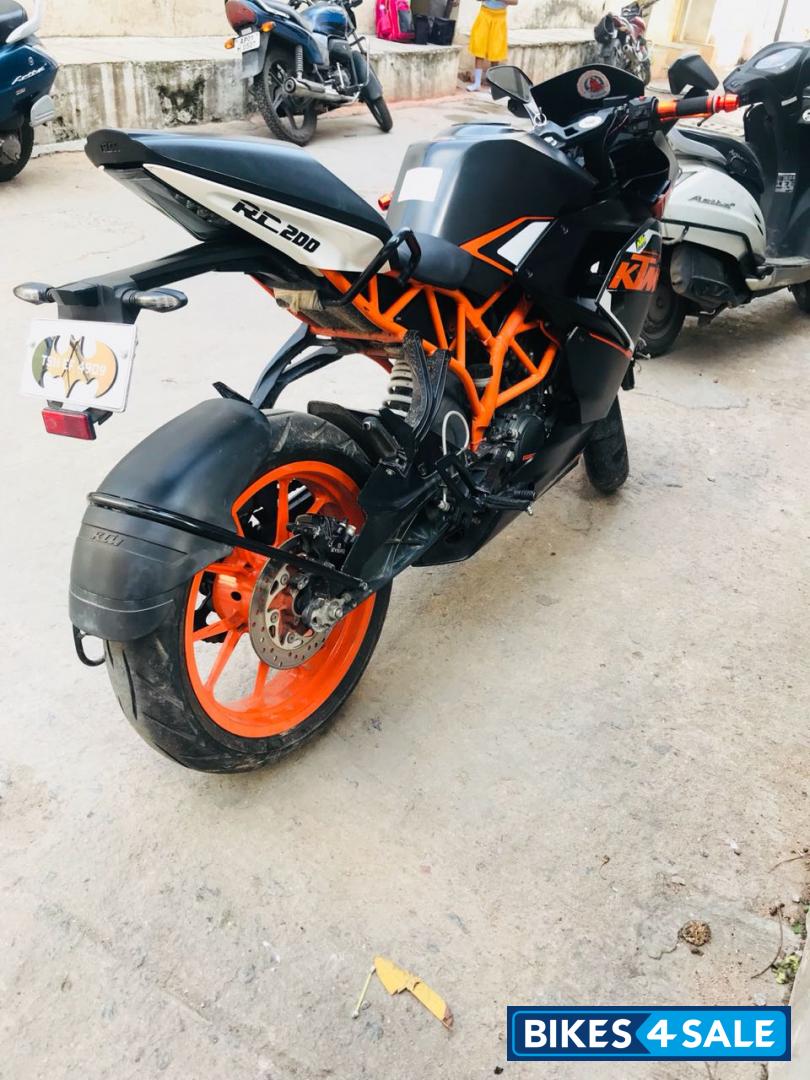 Black KTM RC 200