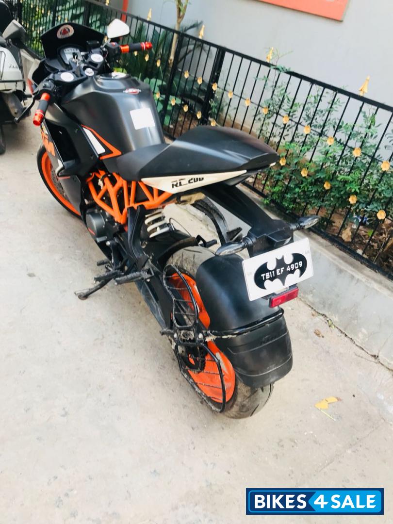 Black KTM RC 200