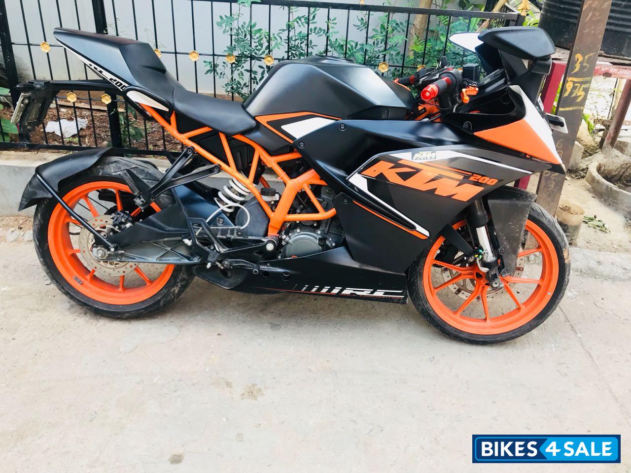 Black KTM RC 200
