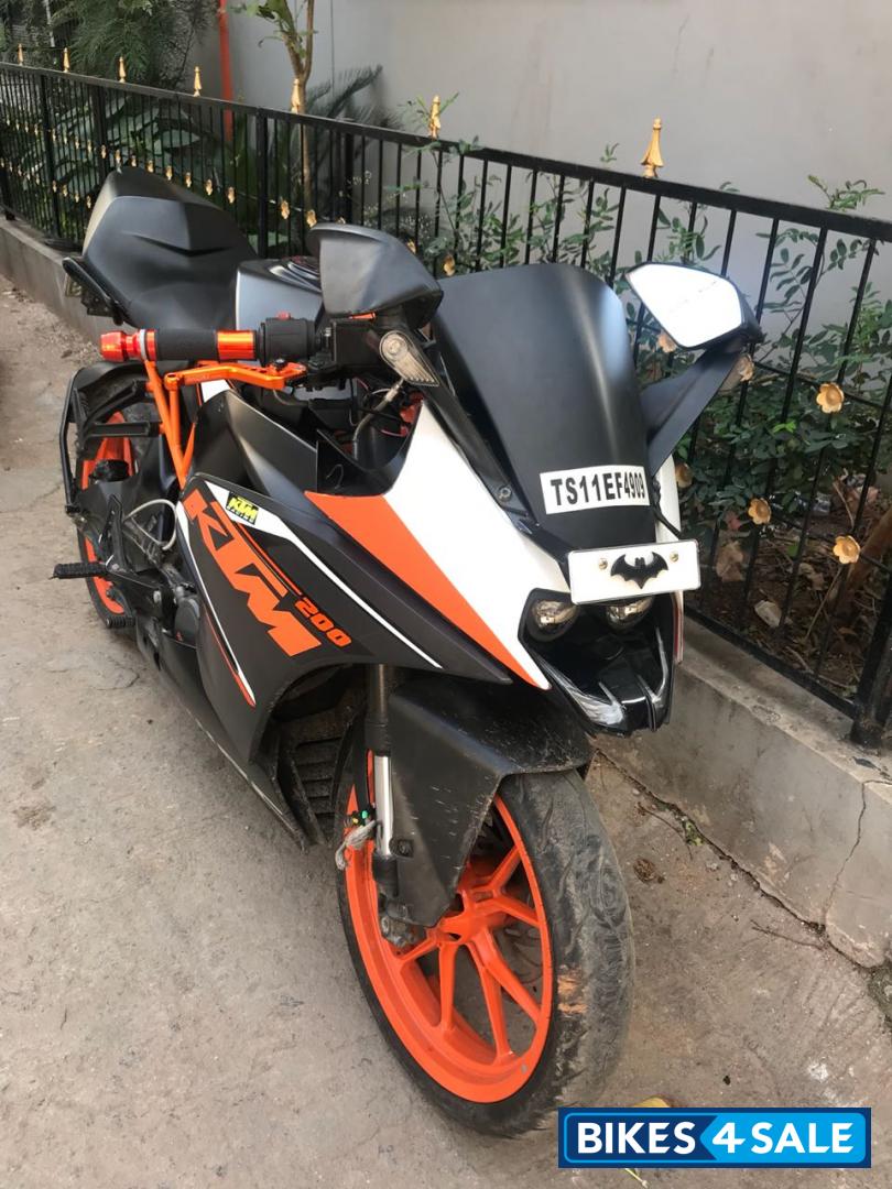 Black KTM RC 200