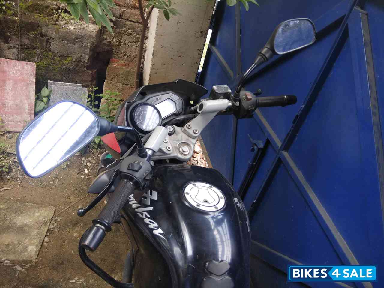 Black Bajaj Pulsar 135LS Black Bajaj Pulsar 135LS