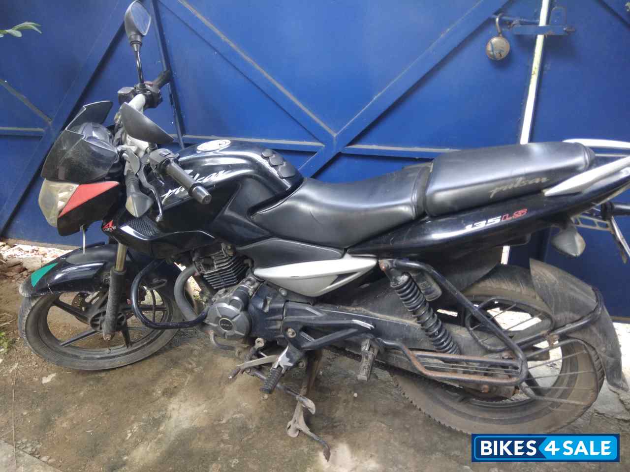 Black Bajaj Pulsar 135LS Black Bajaj Pulsar 135LS