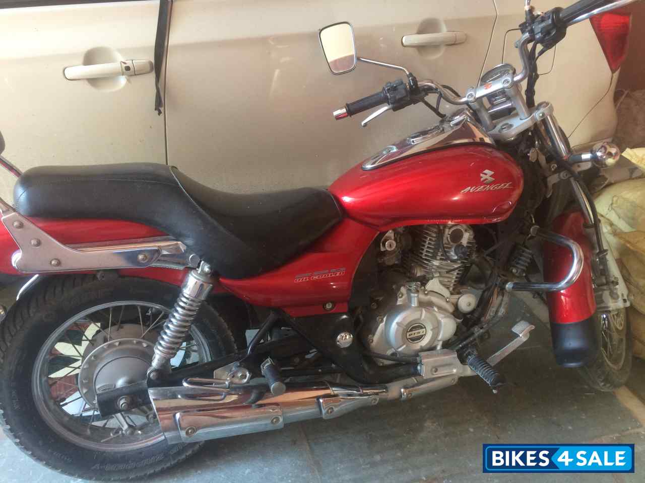 Red Bajaj Avenger 200 DTS-i