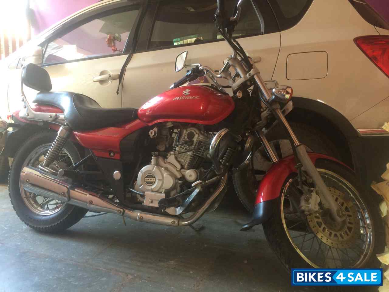 Red Bajaj Avenger 200 DTS-i