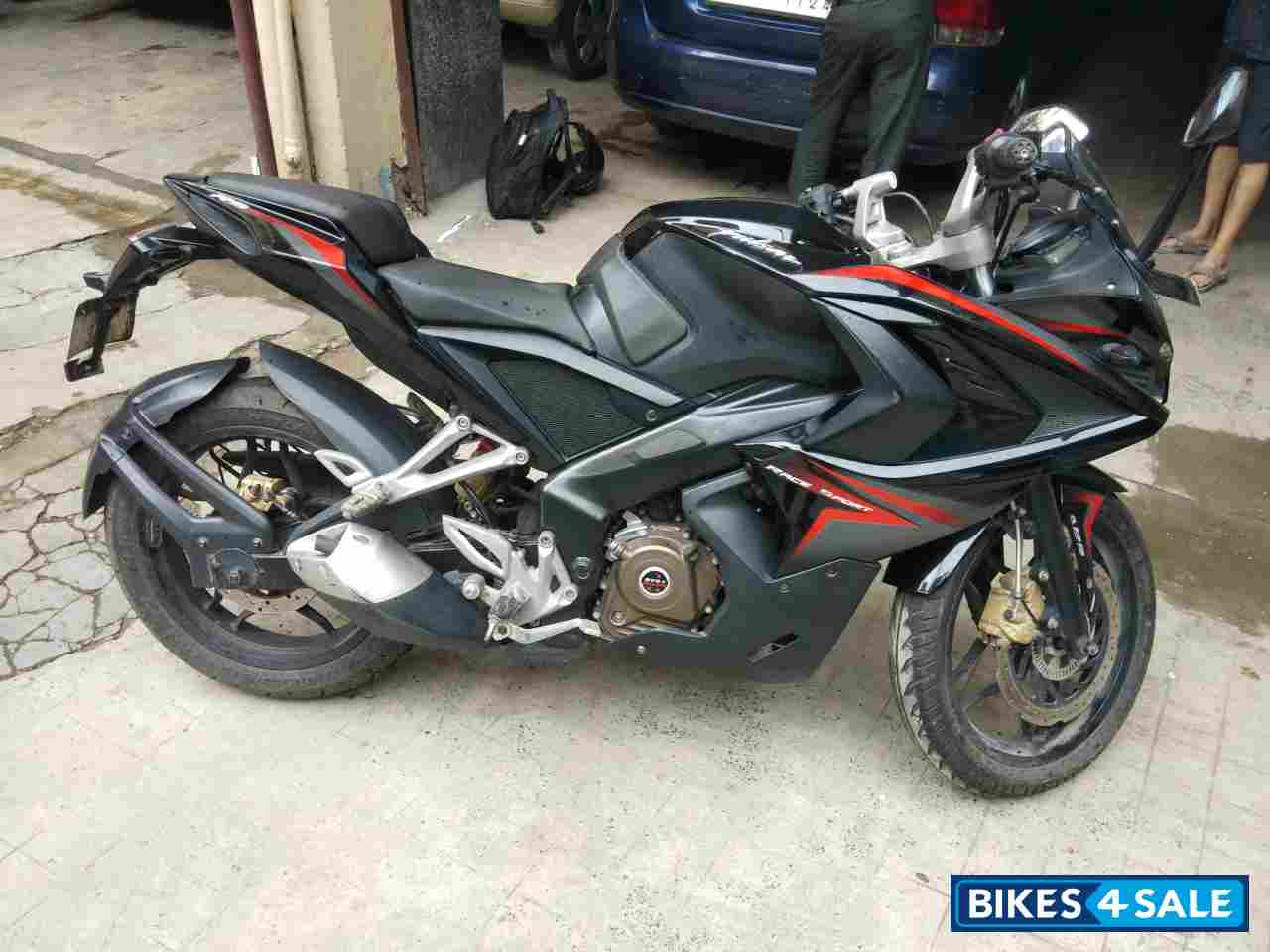 Black Bajaj Pulsar RS 200 ABS