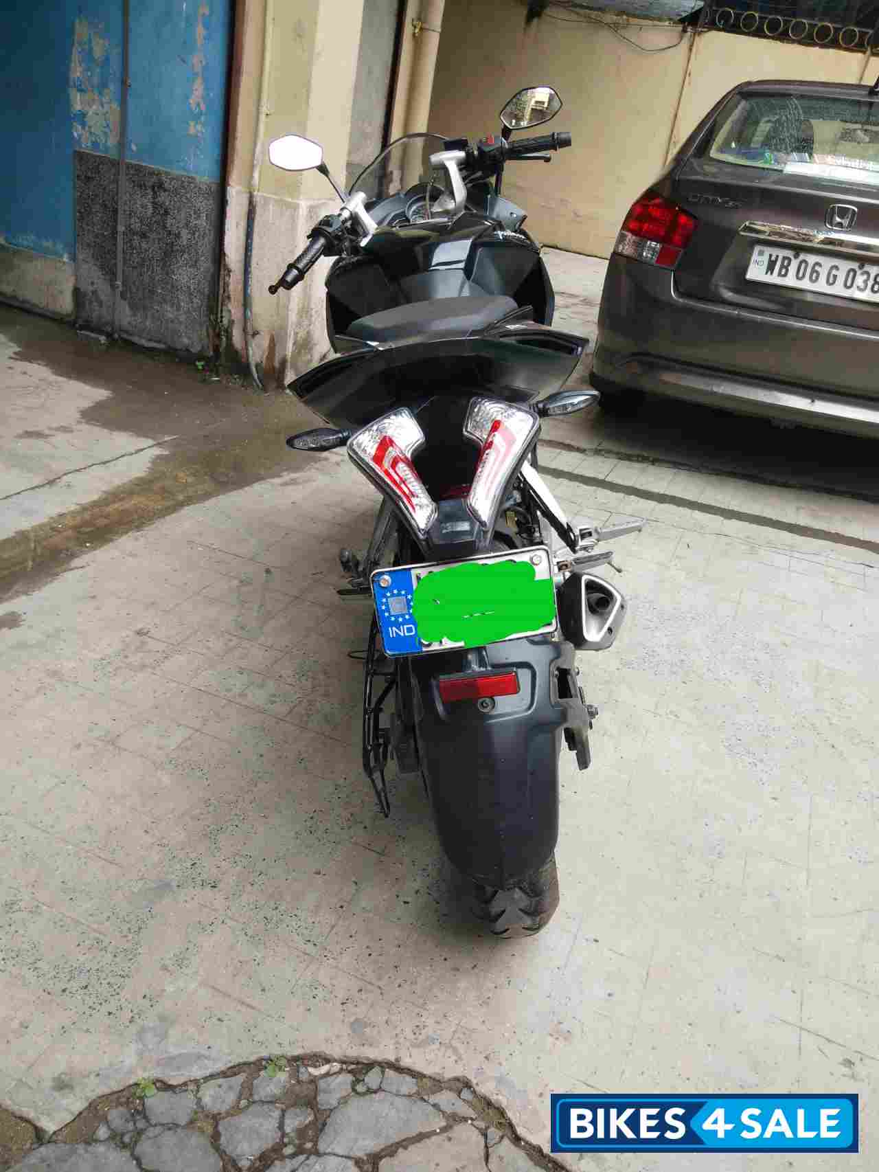 Black Bajaj Pulsar RS 200 ABS
