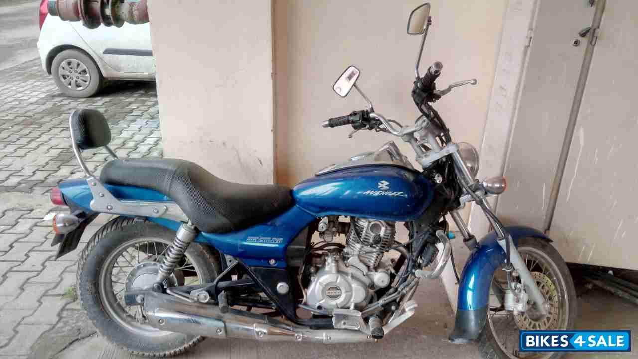 Blue Bajaj Avenger 220 DTS-i
