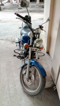 Blue Bajaj Avenger 220 DTS-i