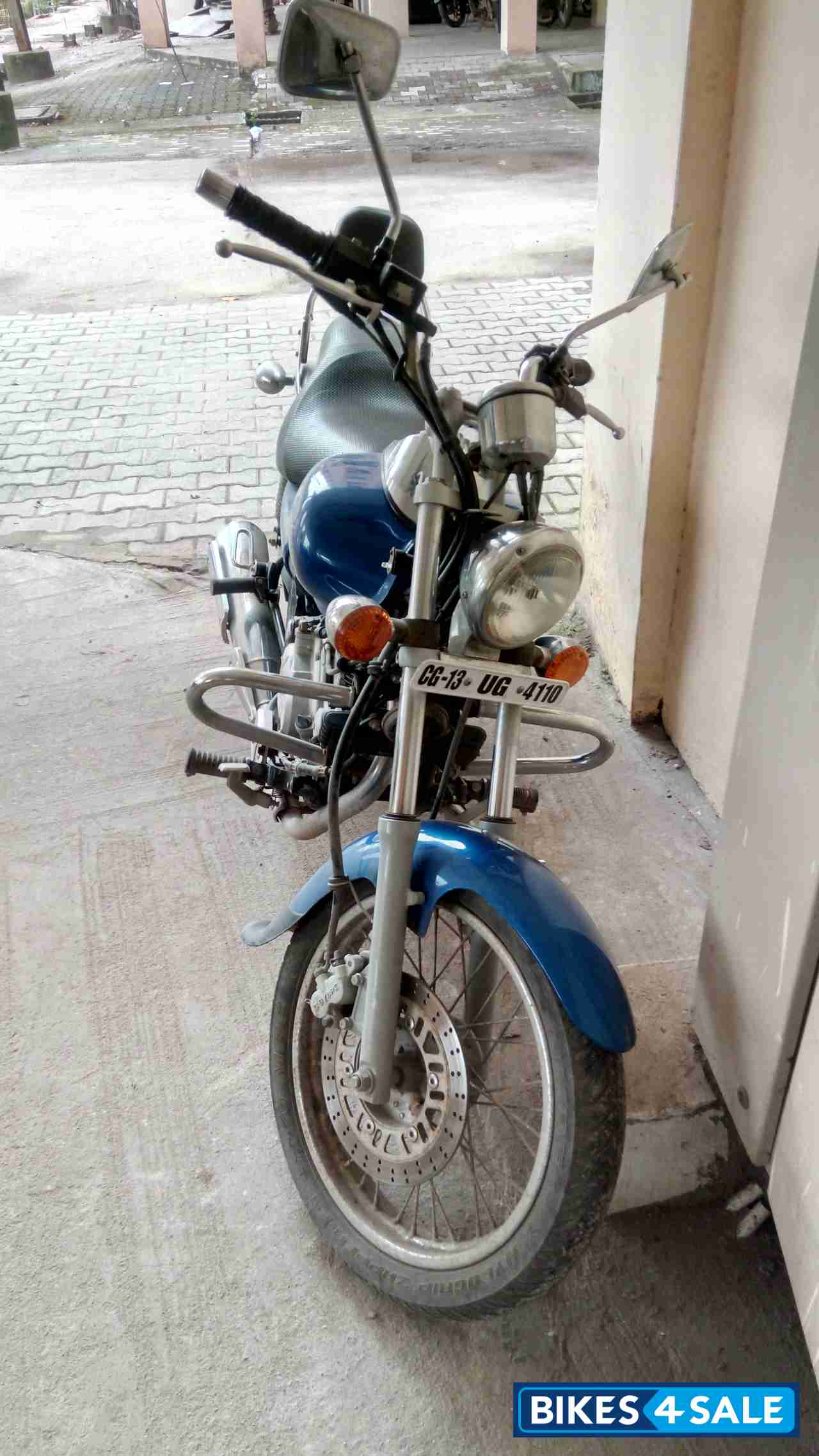 Blue Bajaj Avenger 220 DTS-i Blue Bajaj Avenger 220 DTS-i