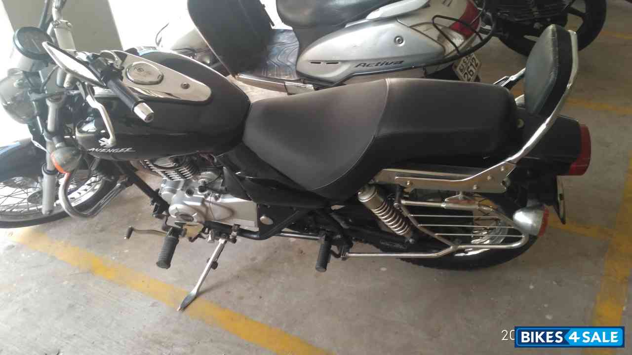 Black Bajaj Avenger 220 DTS-i