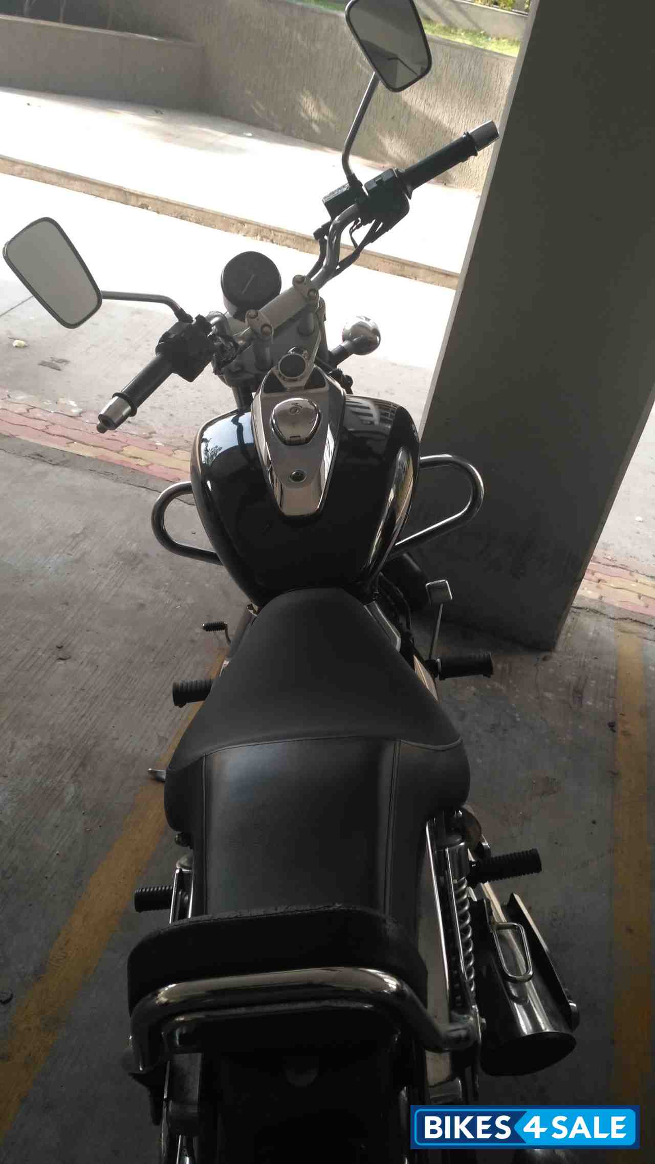 Black Bajaj Avenger 220 DTS-i