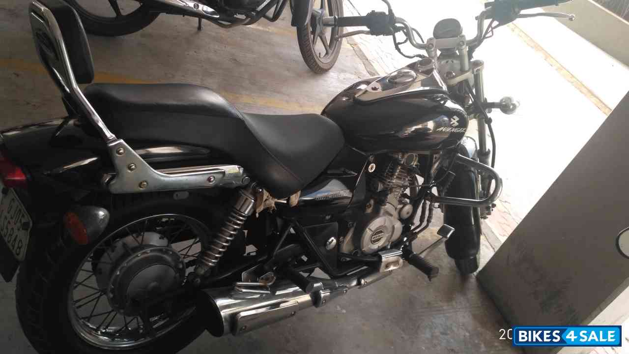 Black Bajaj Avenger 220 DTS-i