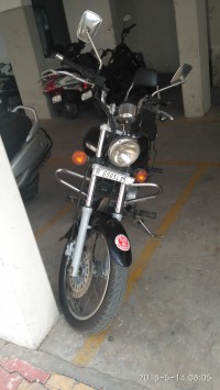 Black Bajaj Avenger 220 DTS-i