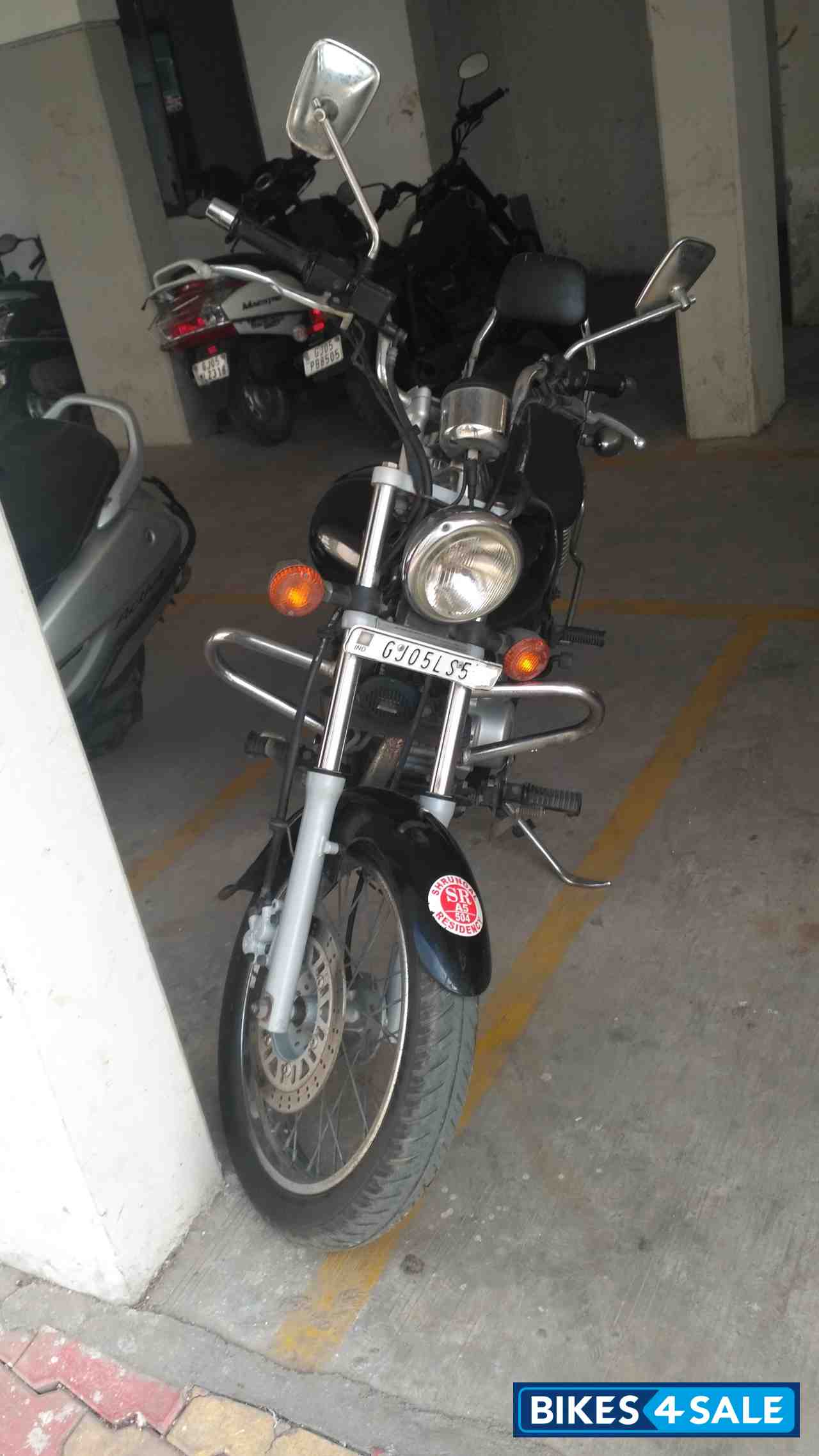 Black Bajaj Avenger 220 DTS-i