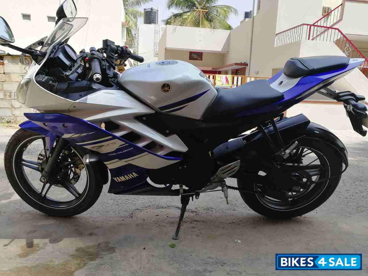 Blue/white Yamaha YZF R15 V2