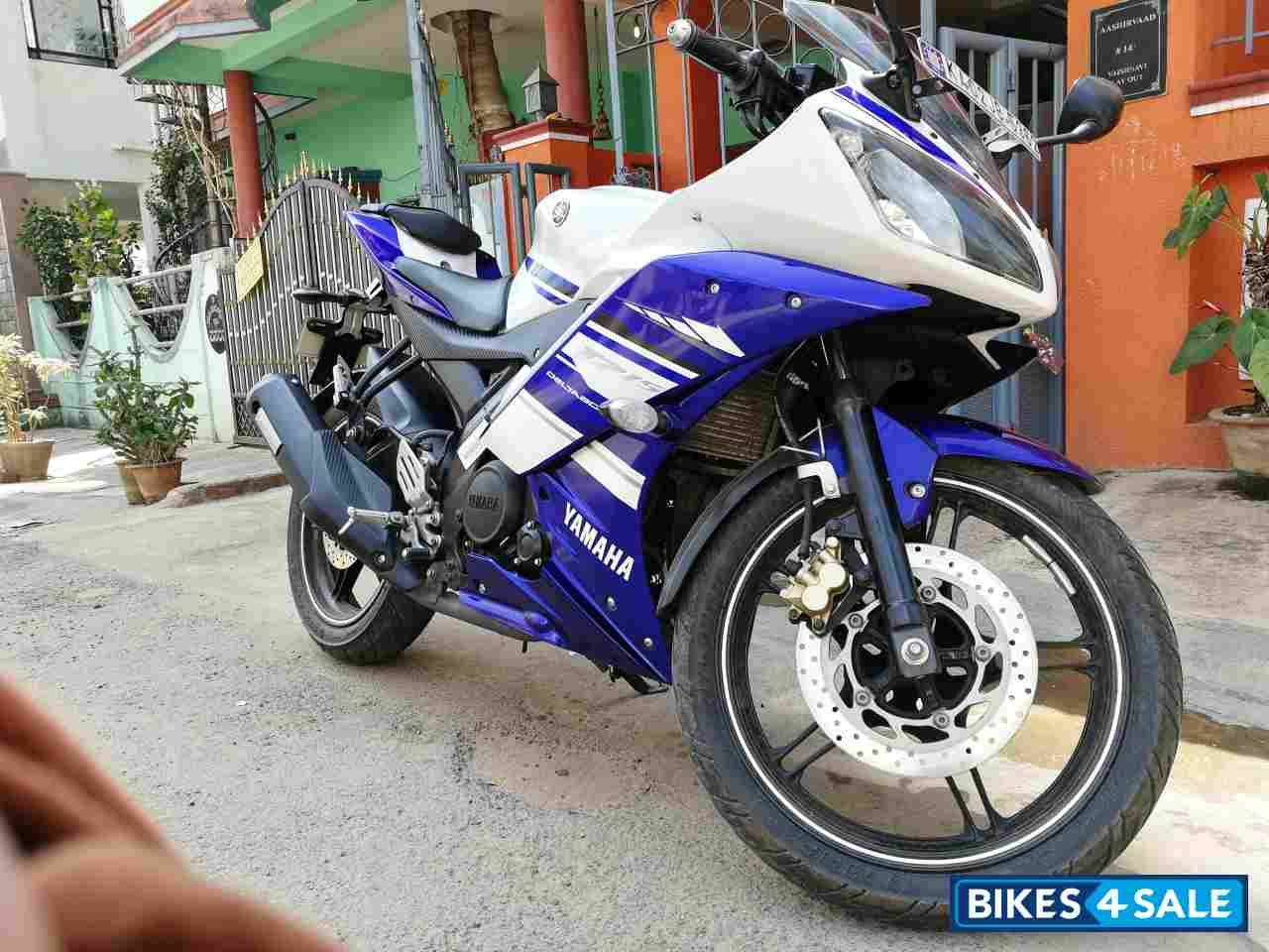 Blue/white Yamaha YZF R15 V2