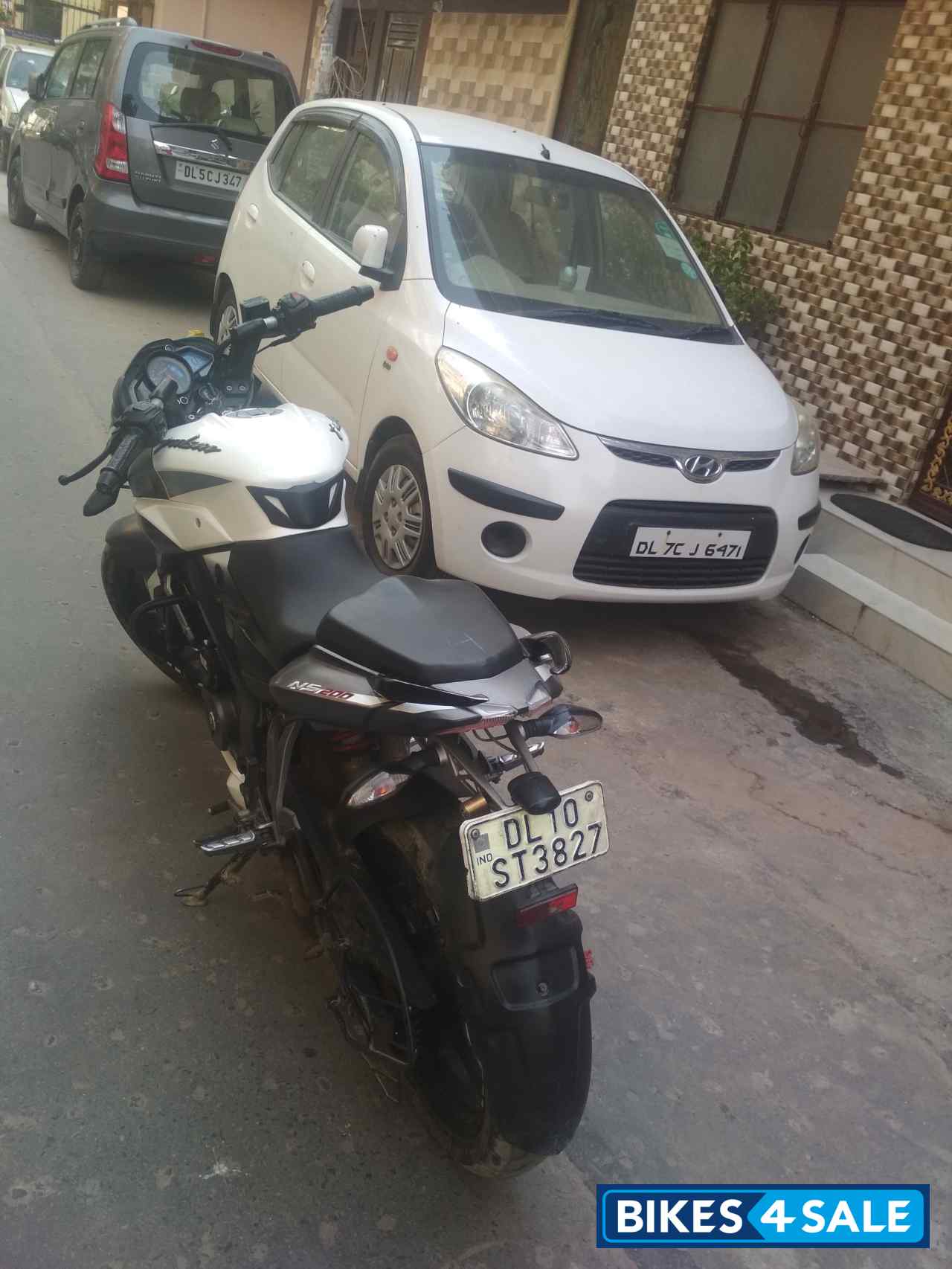 White And Black Bajaj Pulsar 200 NS White And Black Bajaj Pulsar 200 NS