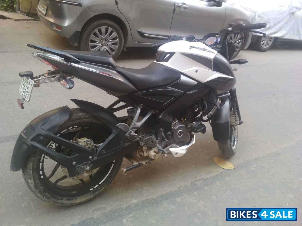 White And Black Bajaj Pulsar 200 NS White And Black Bajaj Pulsar 200 NS