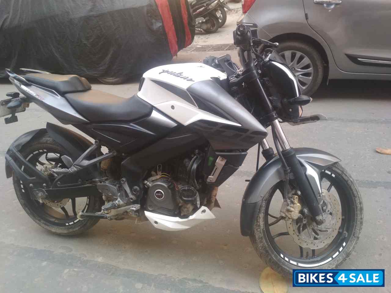 White And Black Bajaj Pulsar 200 NS White And Black Bajaj Pulsar 200 NS