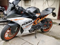 White KTM RC 390