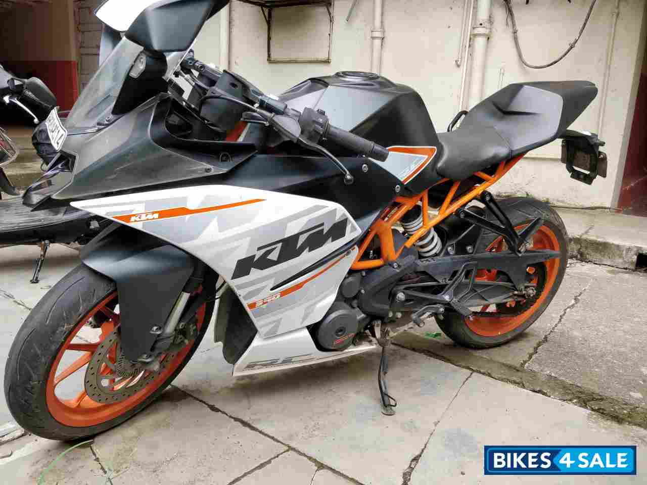 White KTM RC 390