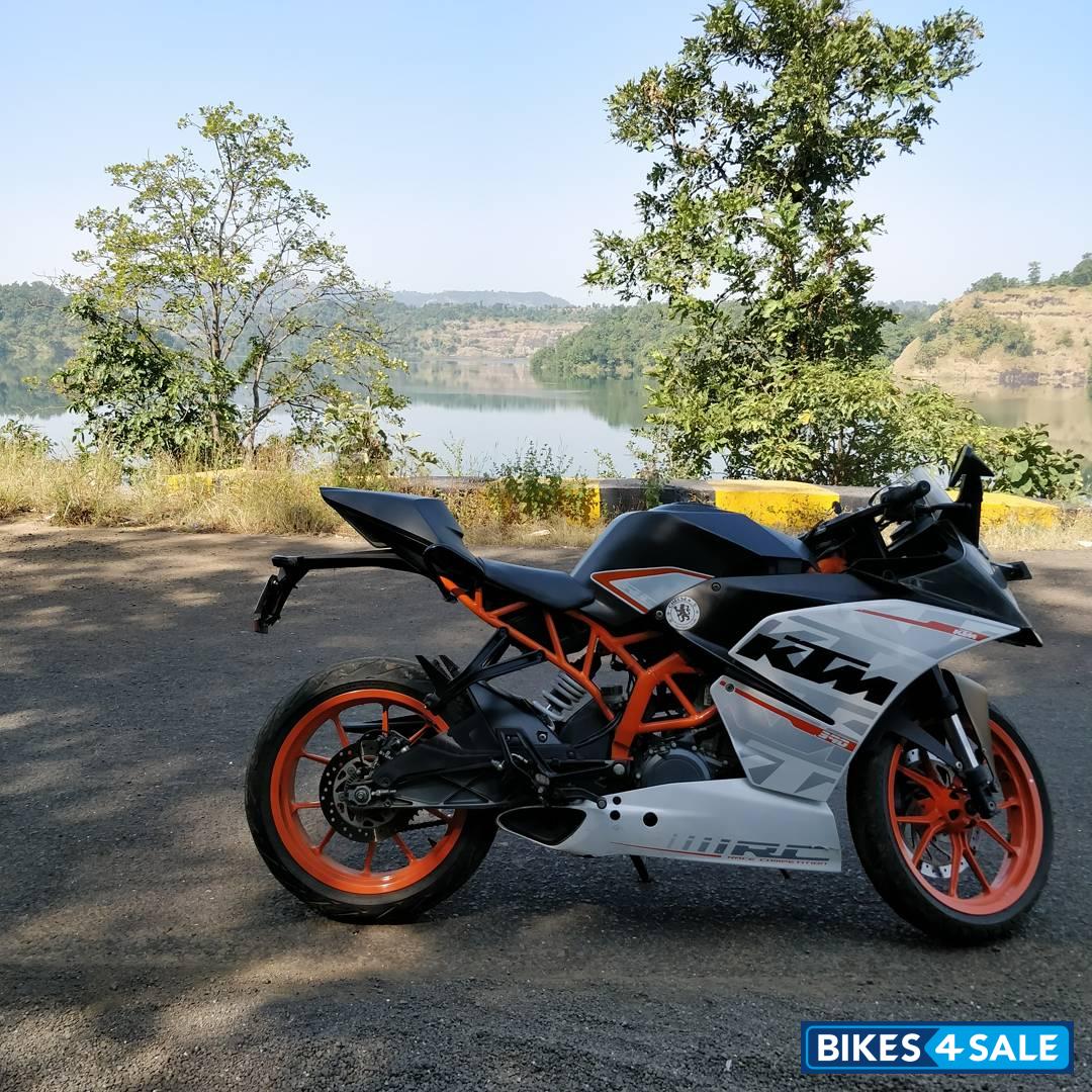 White KTM RC 390