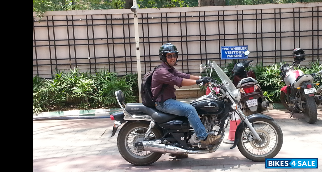 Black Bajaj Avenger 220 DTS-i
