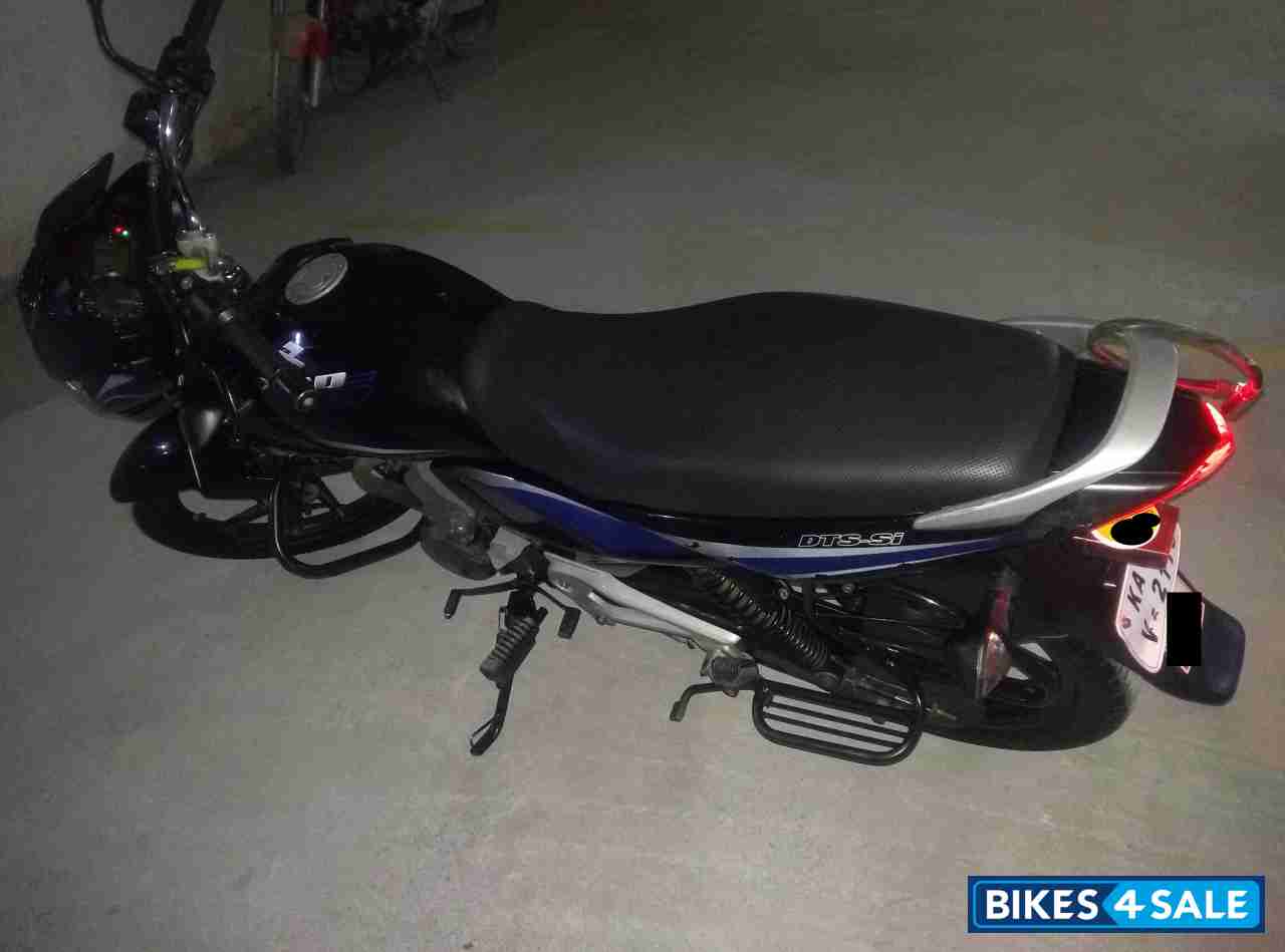Black Bajaj XCD 135 DTS-Si