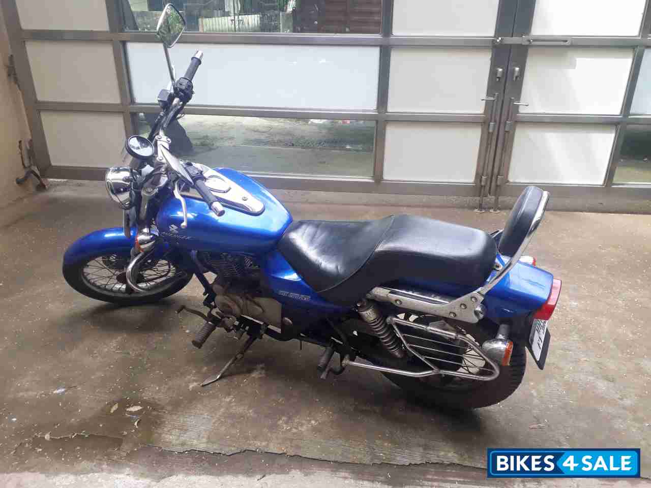 Blue Bajaj Avenger 220 DTS-i