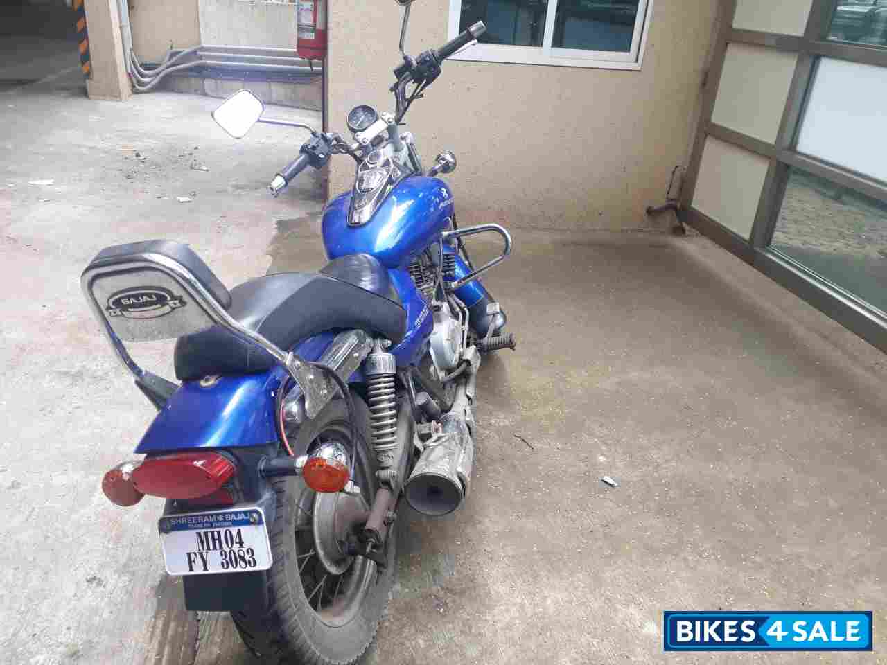 Blue Bajaj Avenger 220 DTS-i