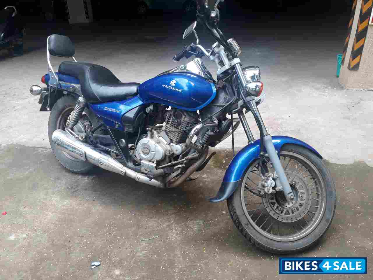 Blue Bajaj Avenger 220 DTS-i