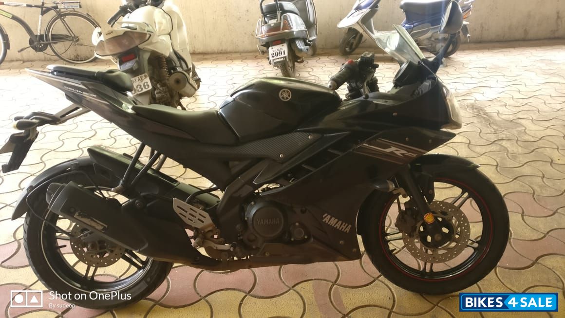 Black Yamaha YZF R15 V2