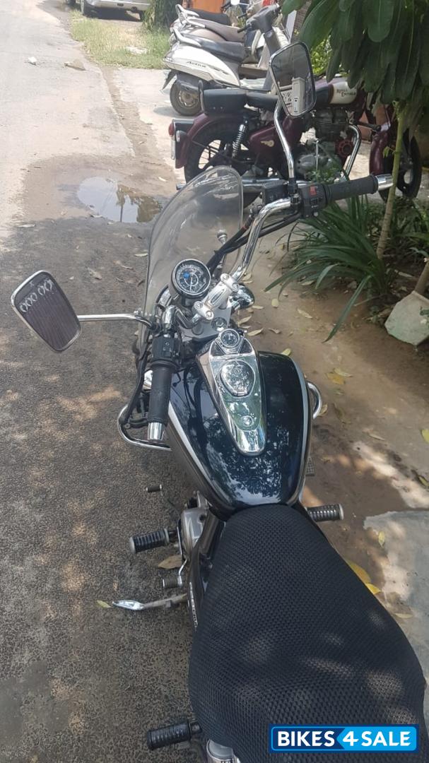 Black Bajaj Avenger Cruise 220 Black Bajaj Avenger Cruise 220