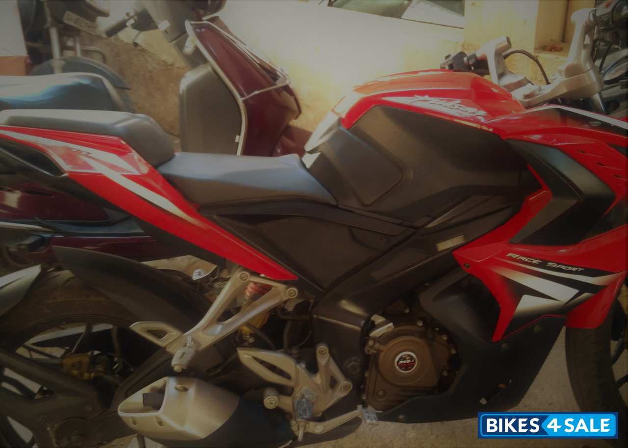 Bajaj Pulsar RS 200 ABS