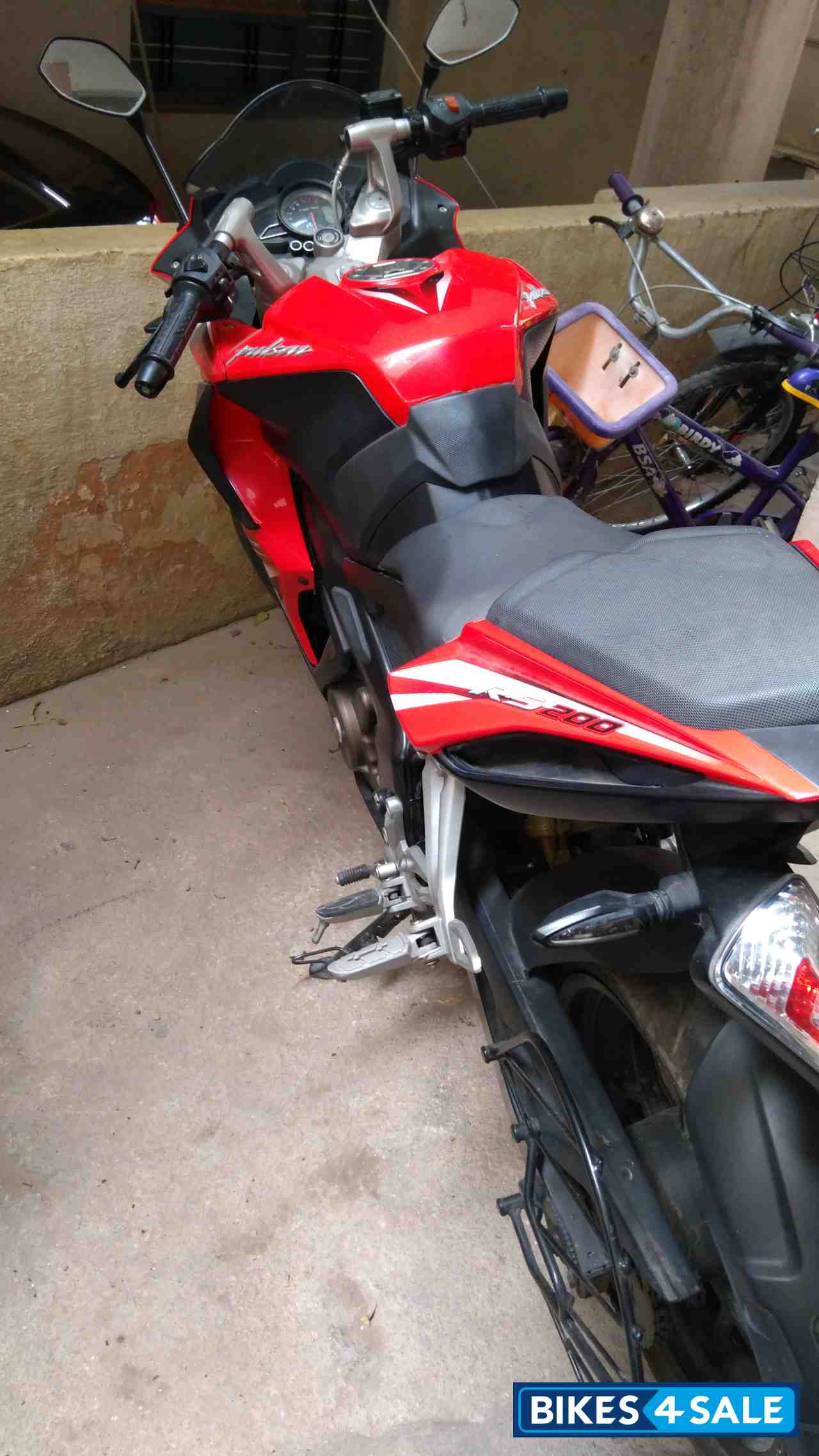 Bajaj Pulsar RS 200 ABS