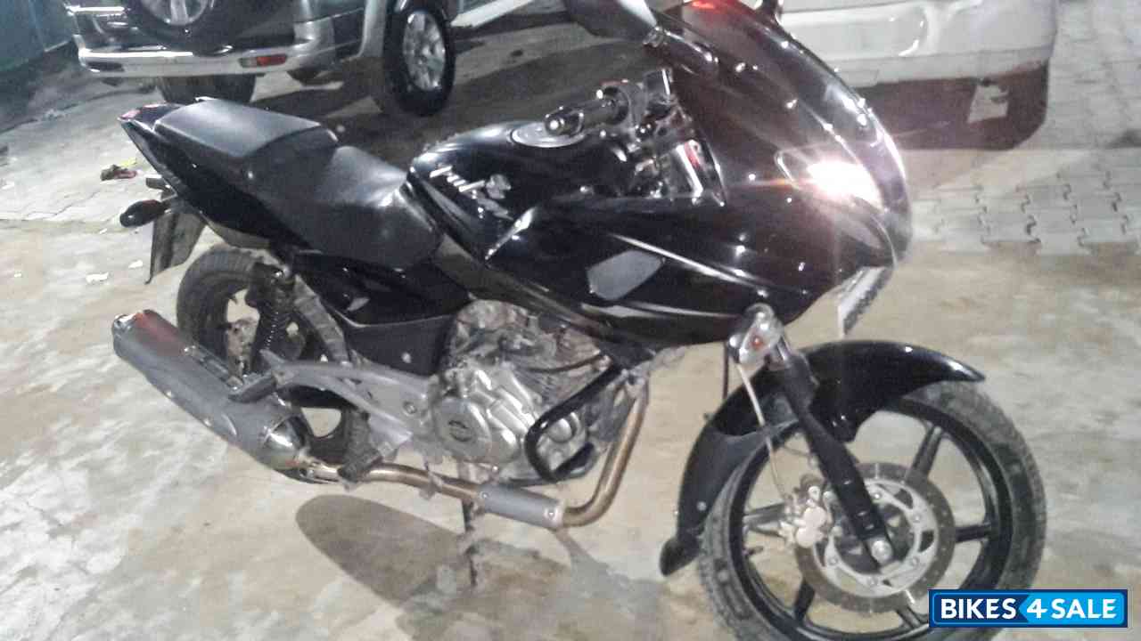Black Bajaj Pulsar 220F