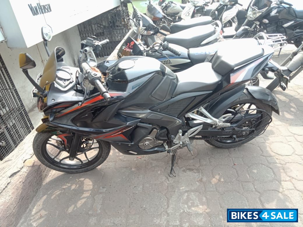 Black Bajaj Pulsar RS 200