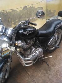 Black Royal Enfield Thunderbird 350