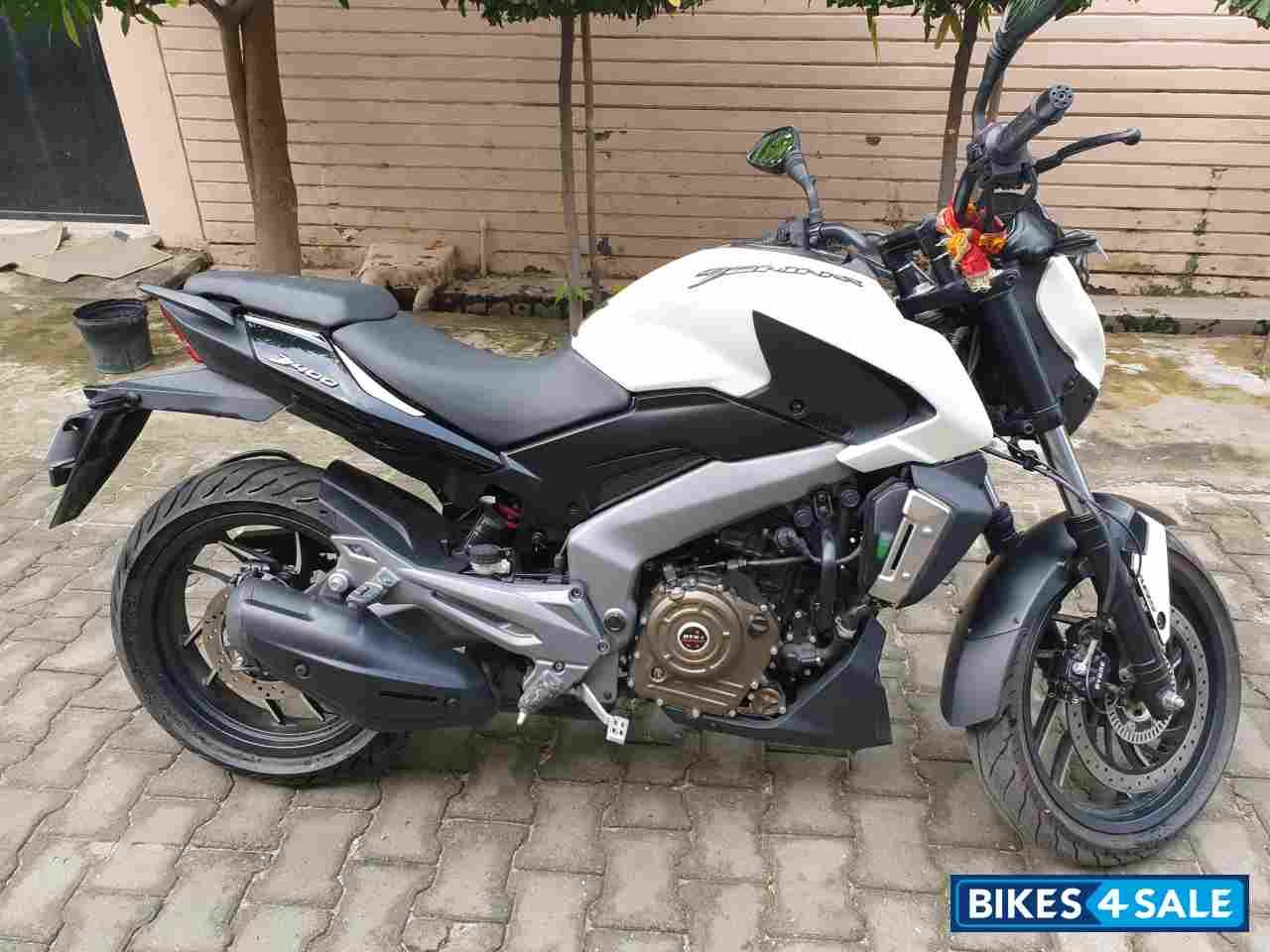White - Black Bajaj Dominar 400 Disc