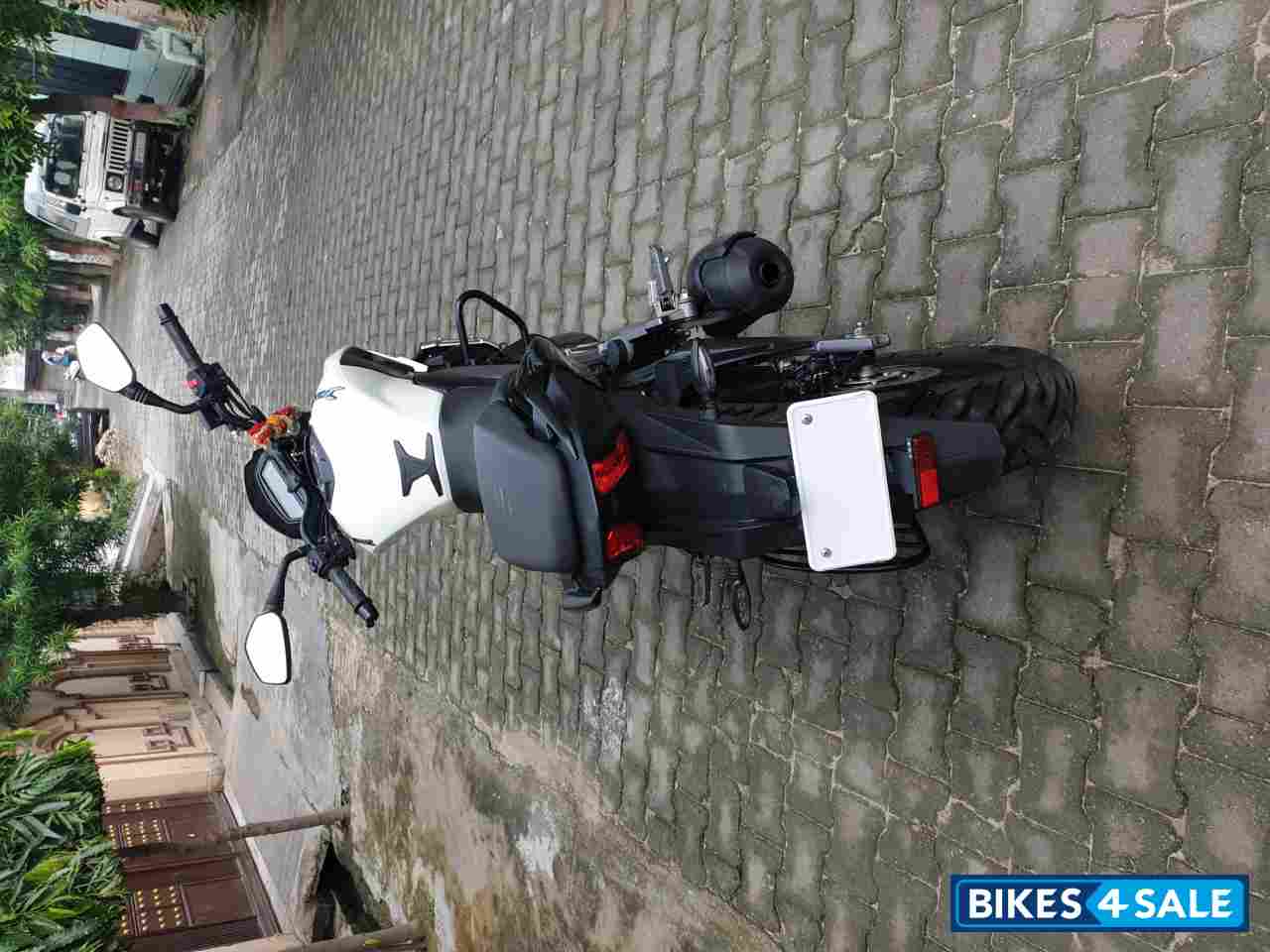 White - Black Bajaj Dominar 400 Disc