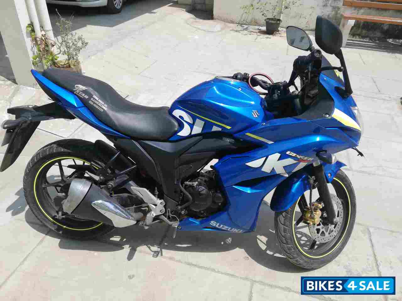 Blue Suzuki Gixxer SF