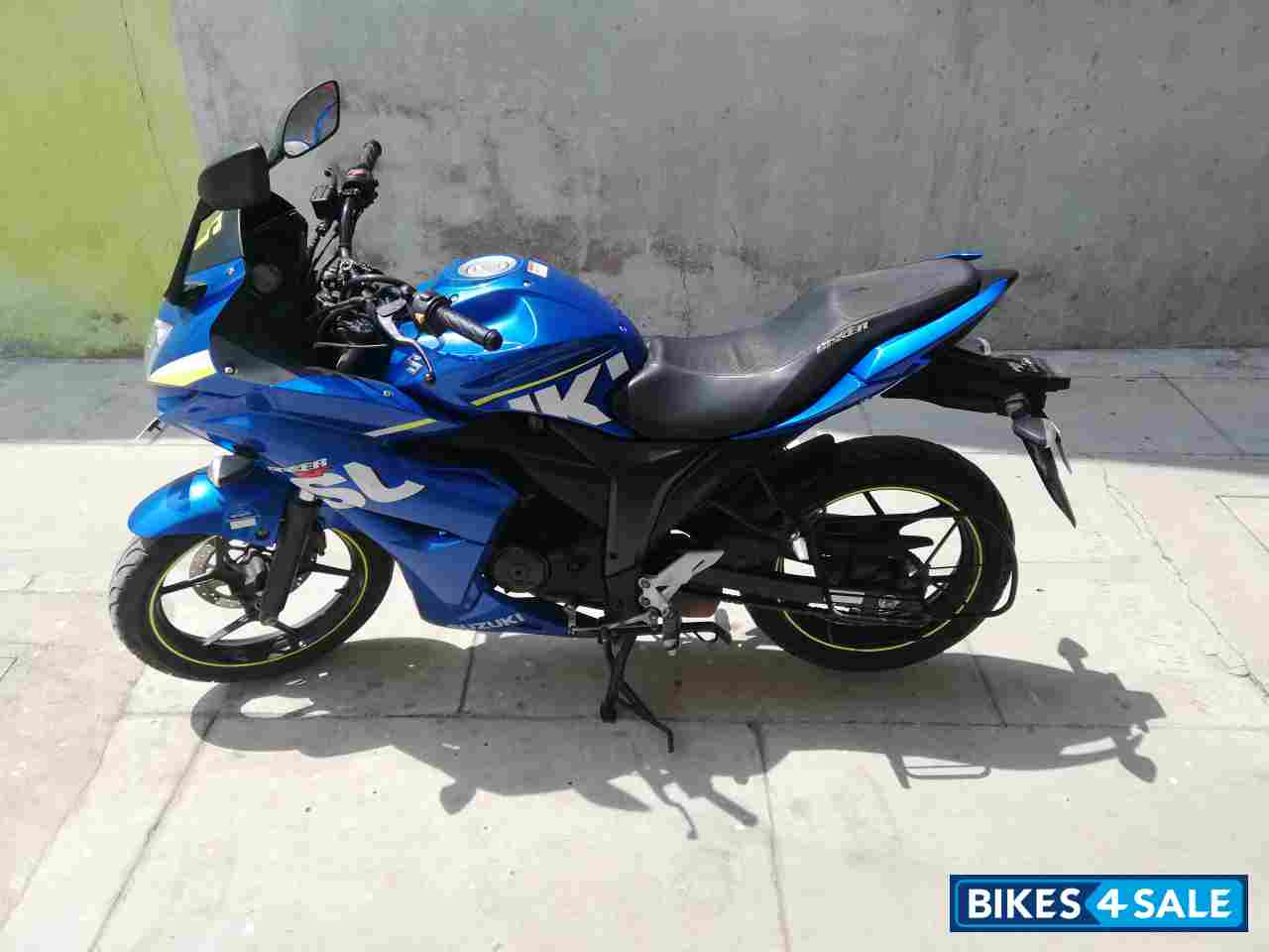 Blue Suzuki Gixxer SF